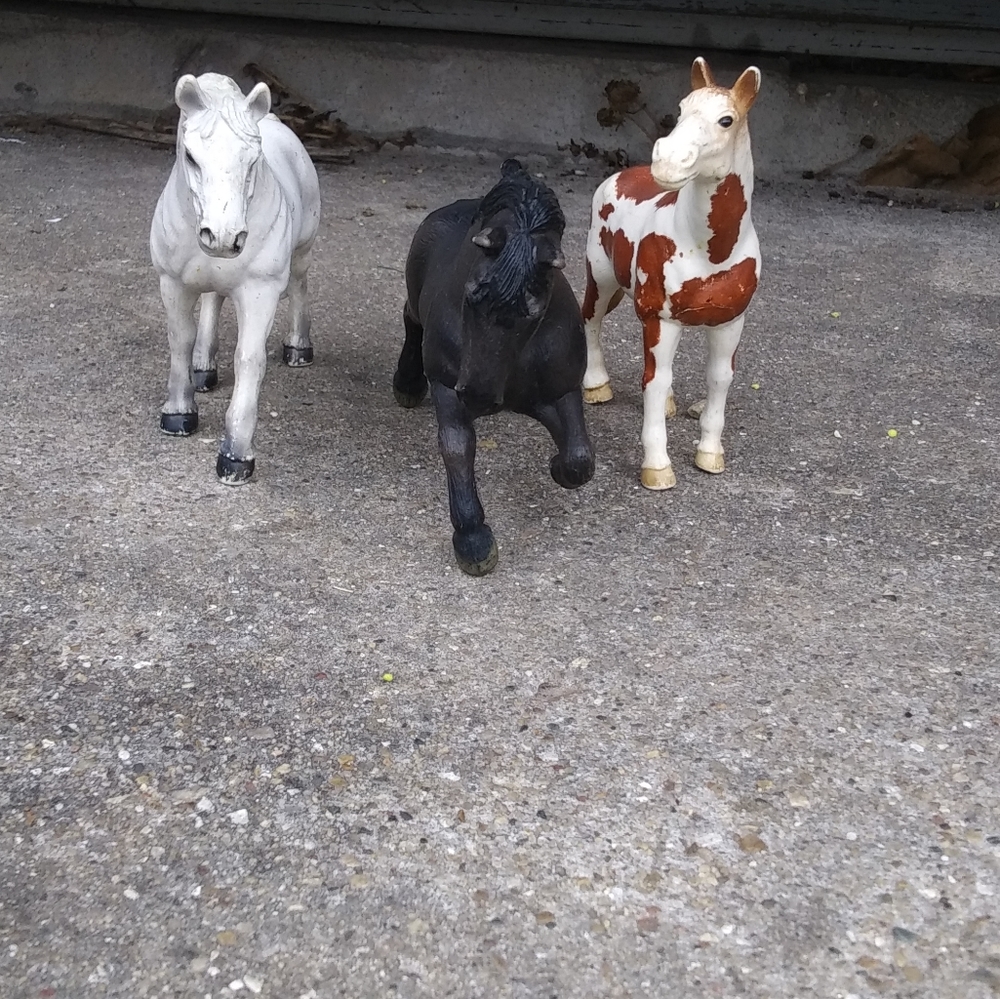 Lot of 3 Schleich horses